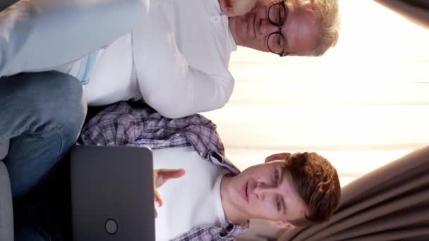 Κάθετο Βίντεο Οικογενειακή Επικοινωνία Διαδικτυακή Κλήση Ψηφιακή Ζωή Ευτυχισμένος Μπαμπάς — Αρχείο Βίντεο