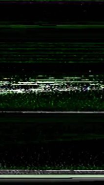 Dikey video. Gerçek VHS sesi. Arıza değişimi. Video kaseti geri sar. Yeşil mor beyaz analog tahıl çizgileri koyu siyah soyut serbest alan arkaplanı üzerinde titreşim bozulması.