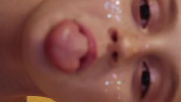 Dikey Video Dilini Çıkar Çocuğum Suratsız Çocuk Yüzünde Sahte Parıltılı — Stok video