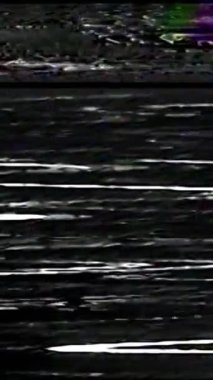 Dikey video. VHS bozulma dokusu. Ekran bozulması. Kaset hasarı. Siyah beyaz gerçek statik gürültü objeleri koyu soyut serbest alan arkaplanı seti.