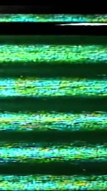 Dikey video. Analog gürültü. Sinyal bozulması. VHS kaydedici yeşil turuncu çizgiler koyu siyah soyut serbest alan arkaplanı üzerinde gerçek bir titreşim hatası.
