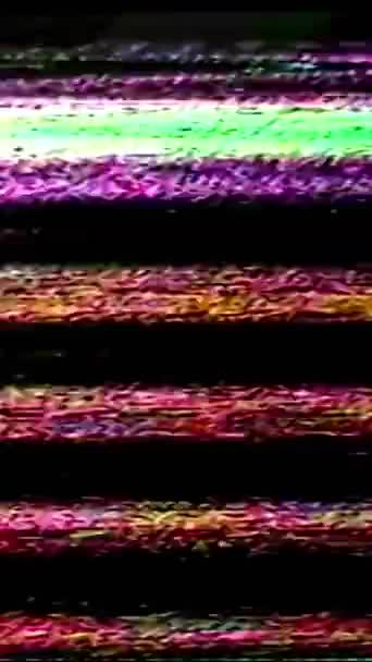バーティカルビデオ アナロググリッチ Vhsノイズについて 古いテレビの歪み 緑の赤い白い色のフリッカーライン 黒い抽象的な自由なスペースの背景の実質のアーティファクト — ストック動画