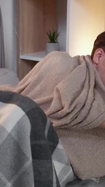 Vídeo Vertical Febre Doença Gripe Sazonal Homem Cansado Enrolado Cobertor — Vídeo de Stock