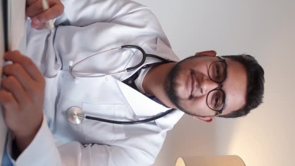 Vertikální Video Zdravotnický Pracovník Praktikant Telemedicínská Konference Přátelský Veselý Muž — Stock video