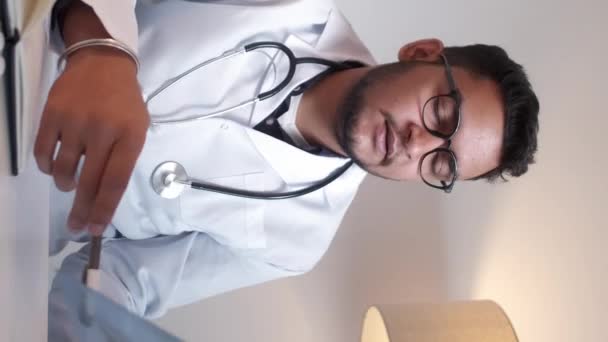 Pionowe Wideo Wizyta Lekarza Porada Medyczna Specjalista Opieki Zdrowotnej Specjalista — Wideo stockowe