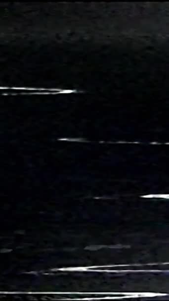 バーティカルビデオ グリッチオーバーレイ アナログ歪み 古いテレビダメージ ブラックホワイトリアルノイズテクスチャダーク抽象フリースペース背景 — ストック動画