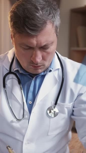 Dikey Video Radyografi Uzmanı Teşhis Bilgileri Ciddi Bir Tıp Doktoru — Stok video