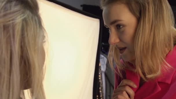 Modefotoshoot Backstage Schietpartij Vrouwen Fotograaf Model Teamwork Ideeën Discussie Kiezen — Stockvideo