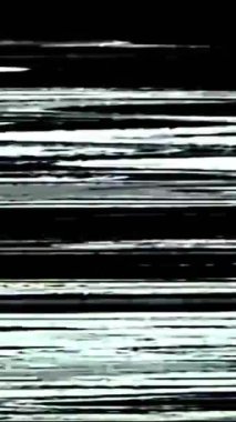 Dikey video. Analog gürültü. Statik arıza. Televizyon ekranı arızası. Siyah beyaz gerçek bozulma tahıl çizgileri dokusu koyu soyut serbest alan arkaplanını kaplar.