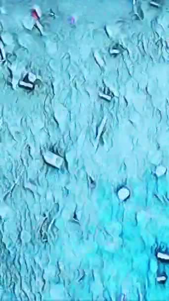 バーティカルビデオ 液晶抽象的な背景 ブルーカラーの水泡リップルテクスチャドロペットランダムな混沌とした浮遊モーション — ストック動画