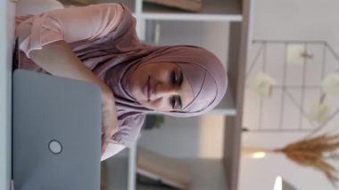 Dikey video. İnternet konferansı. Sanal koç. Çevrimiçi iletişim. Evde çalışan mutlu kadın bilgisayarlı uzaktan kumandalı ofis masasında toplantı çağrısı yapıyor..