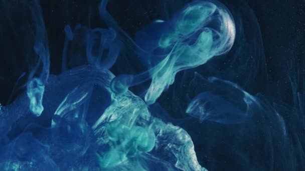 水中ペンキ カラー タバコ 暗い抽象的なアートの背景に水に浮かぶ青い光沢のあるインク ドロップ — ストック動画