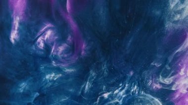 Boya sıçraması. Mürekkep suya düşer. Sis akışı. Teal mavisi pembe renkli simli duman açıcı etkisi yayıyor koyu renkli soyut arkaplan.