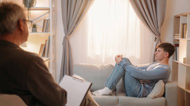 Depresyon danışmanı. Zihinsel stres. Psikoterapi ziyareti. Psikolog, psikanaliz randevusundaki mutsuz hasta sorununu dinliyor..