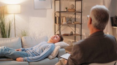 Psikoloji seansı. Depresyon danışmanı. Psikiyatri yardımı. Profesyonel terapist psikoterapi randevusunda depresif bir hastaya danışmanlık yapıyor..