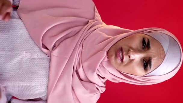 Вертикальное Видео Стресс Головная Боль Приступ Мигрени Нездоровая Женщина Хиджабе — стоковое видео