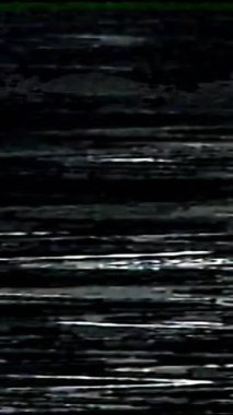 Dikey video. Gerçek VHS arızası. Analog gürültü. Sinyal yok. Siyah beyaz statik bozulma tahıl dokusu koyu soyut serbest alan arkaplanı.