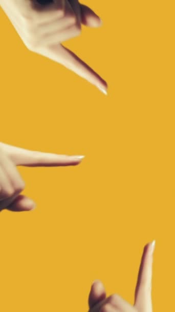 Vertikales Video Schuldzuweisungen Werbe Hintergrund Verspiegelte Weibliche Hand Die Etwas — Stockvideo