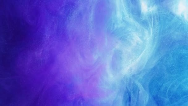 水中インク グリッター 紫色のブルーピンク色の輝く輝く水抽象的な芸術の背景に浮かぶ絵の粒子 — ストック動画