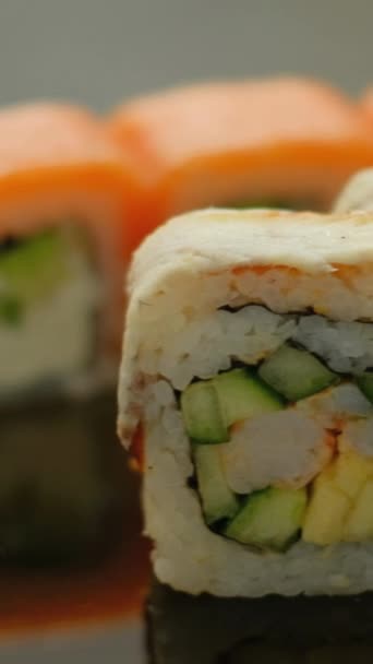 垂直录像 寿司卷 日本料理 厨师用手捏碎芥末酱汁在餐馆里供应美味的菜品 — 图库视频影像