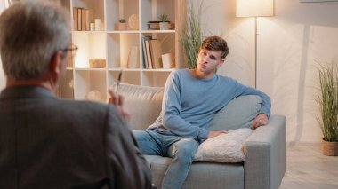 Psikolog konsültasyonu. Akıl sağlığı. Profesyonel psikiyatrist, randevu odasındaki meraklı adama tavsiye veriyor..