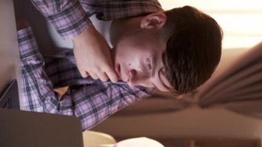 Dikey video. İnternet keyfi. Aile uykusu. Heyecanlı baba dizüstü bilgisayardan film izliyor. Şaşırmış oğul evde eğleniyor..