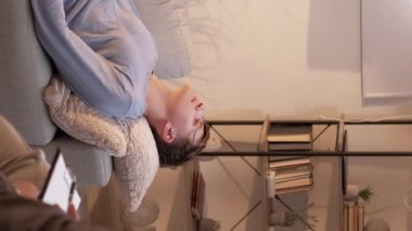 Dikey video. Psikoloji seansı. Depresyon danışmanı. Psikiyatri yardımı. Terapist psikoterapi randevusunda depresif bir hastaya danışmanlık yapıyor..