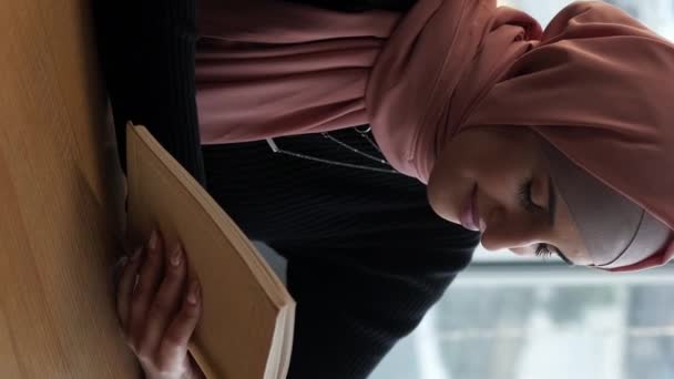 Κάθετο Βίντεο Καφέ Ανάγνωση Διασκέδαση Βιβλίου Γαλήνια Χαρούμενη Γυναίκα Hijab — Αρχείο Βίντεο