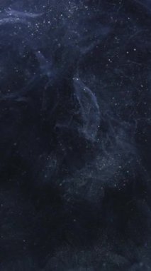 Dikey video. Renkli duman arka planı. Sihirli gece. Koyu gri parıltı buharı hipnotik gökyüzü parıldayan yıldızlar hava akışı bulut gizemli fantezi soyut sanat girdabı.