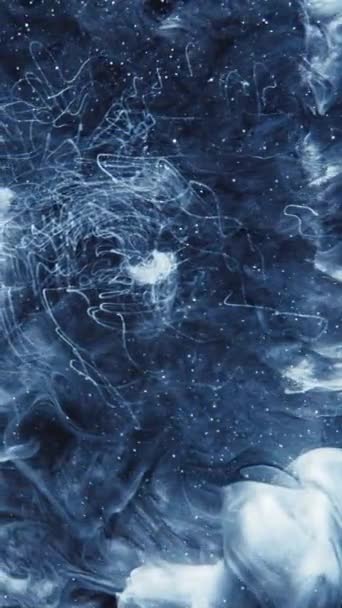 バーティカルビデオ 雲のバックグラウンド ファンタジー次元 抽象芸術に広がるスチールグラファイトグレーホワイトグリッター爆発蒸気の流れ — ストック動画