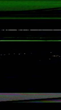 Dikey video. Analog gürültü. VHS kaseti geri sar. Yeşil beyaz gerçek tahıl çizgileri koyu siyah soyut serbest alan arkaplanı üzerinde titreşir..