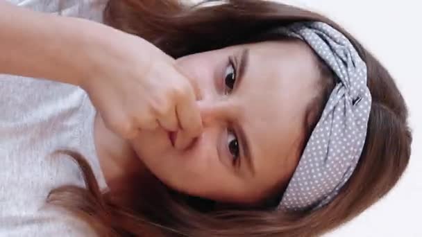 Vertikales Video Ekelhaftes Kind Juckreiz Unzufrieden Wählerisch Freche Kleine Mädchen — Stockvideo