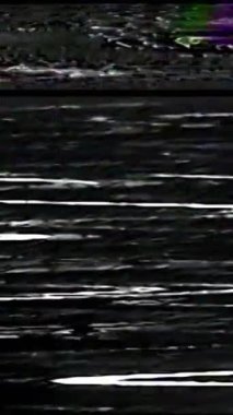 Dikey video. VHS bozulma dokusu. Ekran bozulması. Kaset hasarı. Siyah beyaz gerçek statik gürültü objeleri koyu soyut serbest alan arkaplanı seti.