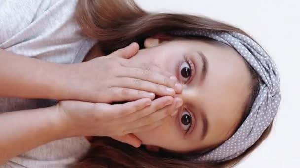 Vídeo Vertical Criança Assustada Medo Infantil Medo Medo Menina Cobrindo — Vídeo de Stock