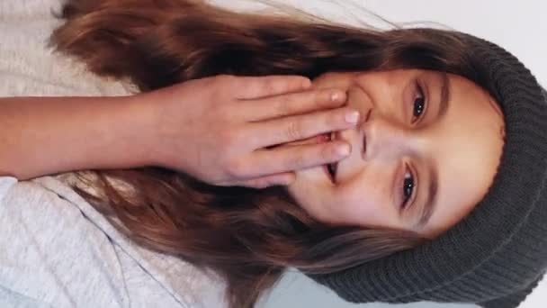 Video Vertikal Anak Yang Terhibur Tertawa Anak Positif Gembira Gadis — Stok Video