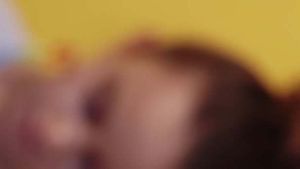 Video Verticale Faccia Bambino Ragazzo Serio Infelice Fissando Bambina Con — Video Stock