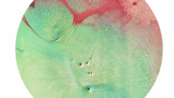 闪光的墨水流动 油漆水 在白色抽象艺术背景下 珊瑚红色绿色光泽颗粒在圆形框架中流动 — 图库视频影像