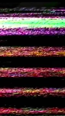 Dikey video. Analog hatası. VHS sesi. Eski bir televizyon çarpıtması. Yeşil kırmızı beyaz yanıp sönen çizgiler koyu siyah soyut boş alan arkaplanı üzerinde gerçek eserler.