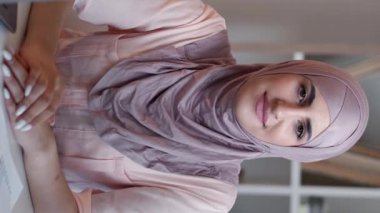 Dikey video. Ofis yöneticisi. İş çalışanı. Kadın liderliği. Başarılı genç bayan girişimci ev işyeri masasında serbest meslek sahibi. .