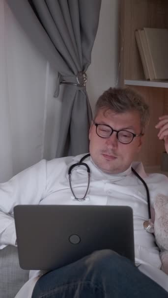 Vertikales Video Ärztlicher Abend Erschöpfte Arbeit Müder Mann Medizinischer Uniform — Stockvideo