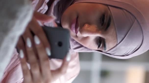Vertikal Video Skräppost Internetmobbning Frustrerad Grinig Kvinna Hijab Messar Telefon — Stockvideo