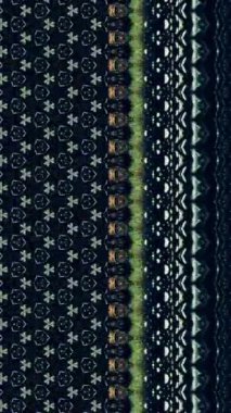 Dikey video. Etnik süs. Soyut motif. Koyu siyah geometrik yaratıcı arka planda altın rengi, mavi renkli, parlayan mozaik desen hareketi.
