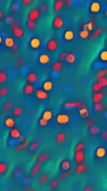 Dikey video. Görüntü kıvılcımları. Bokeh ışığı. Odaklanmamış turuncu kırmızı daireler mavi soyut arkaplanda rastgele kaotik hareketler.