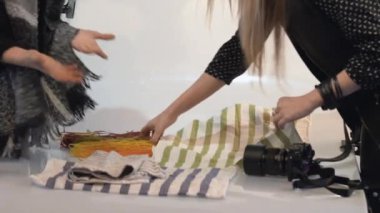 Sahne arkası süreci. Yemek çekiyordum. Fotoğraf stüdyosunda organik makarna fotoğrafı çekmek için arka planı seçen yaratıcı kadınlar..