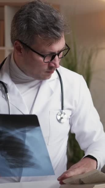 Vídeo Vertical Medicina Radiológica Pulmones Examinando Información Investigación Hombre Médico — Vídeo de stock