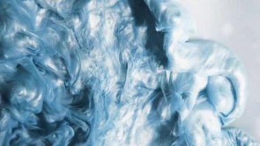 Mürekkep damlası. Parlak duman bulutu. Parlayan mavi renk parıldayan boya sıvısı çekim akışı suda hareket eden soyut sanat arkaplanı.