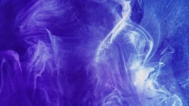 Pırıltılı sis. Mürekkep suyu. Mor mavi pembe, ışıl ışıl parlayan buhar dalgası dokusu soyut sanat arkaplanını saran girdap hareketi..