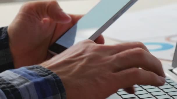 Teknolojisi Dijital Çalışma Ofisteki Adam Cep Telefonunda Posta Gönderiyor Modern — Stok video