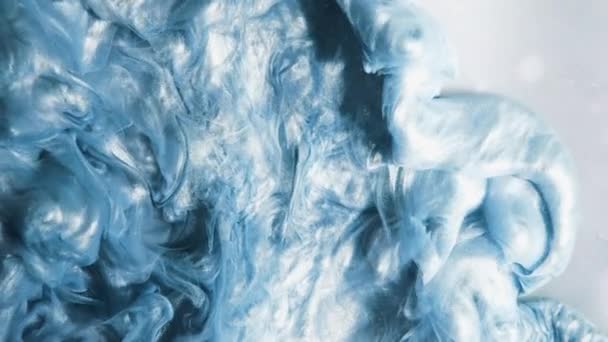Een Inktdruppel Glitter Rook Wolk Blauwe Kleur Gloeiende Glinsterende Verf — Stockvideo