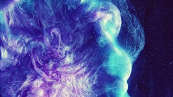 インクが水に落ちる 流動スプラッシュ 紫色の青色の輝く輝く輝く輝く輝く煙の雲の動きは暗黒の抽象的な芸術の背景に影響を明らかにします — ストック動画